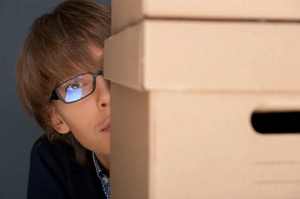 Retrato do jovem segurando na caixa contra a parede cinza. Ele é... — Fotografia de Stock