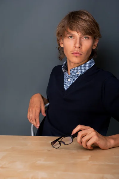 Retrato de joven, hombre guapo pensando mientras estaba sentado relajado un — Foto de Stock