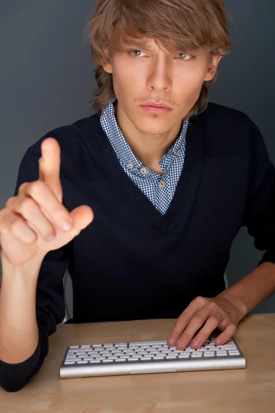 Joven hombre de negocios presionando un botón de pantalla táctil mientras trabaja un — Foto de Stock