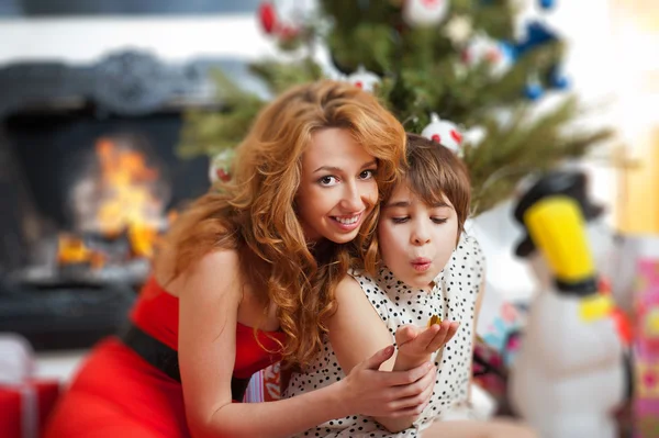Matka a její dcera spolu seděli u vánočního stromu — Stock fotografie