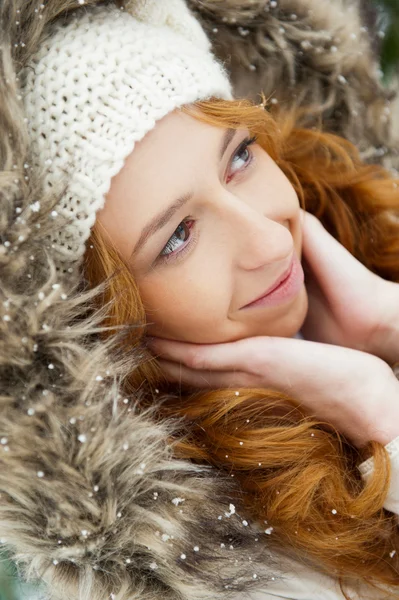 Retrato de chica bonita en el fondo de invierno con ropa caliente —  Fotos de Stock