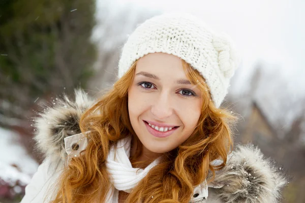 Ritratto di giovane bella donna nel parco invernale — Foto Stock
