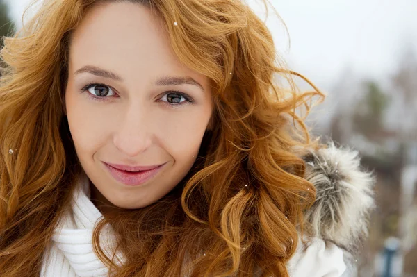 Portret van jonge mooie vrouw in winter park — Stockfoto