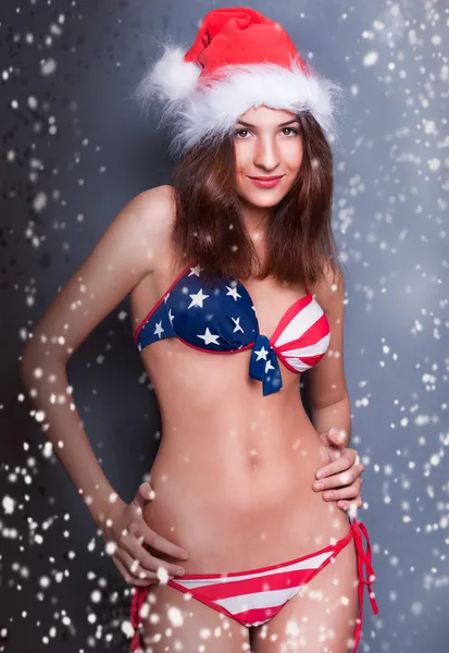 20-25 years old beautiful woman in christmas hat and swimsuit wi — Stock Photo, Image