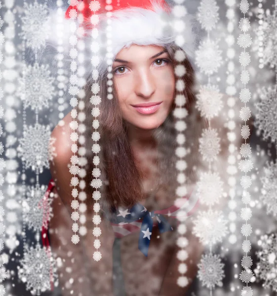 20-25 jaar oude mooie vrouw in kerst hoed en zwembroek wi — Stockfoto