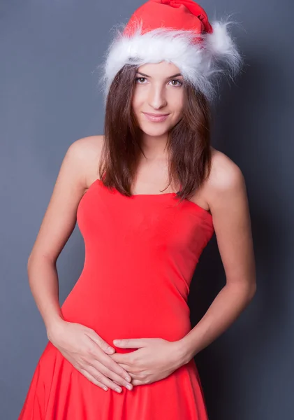 20-25 anos od bela mulher em vestido de Natal posando contra — Fotografia de Stock