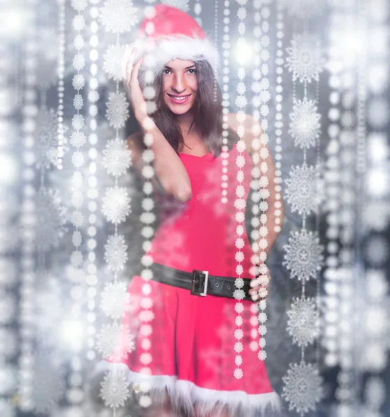 20-25 лет красивая женщина в рождественском платье танцует вокруг — стоковое фото