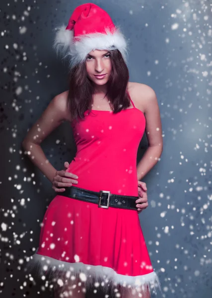 Portrét krásné mladé ženy vánoční pózování, nosí santa — Stock fotografie
