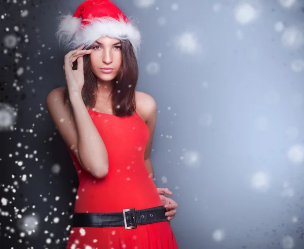 Portrét krásné mladé ženy vánoční pózování, nosí santa — Stock fotografie