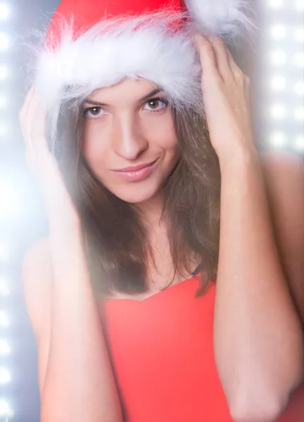 20-25 anos od bela mulher no vestido de Natal dançando no clu — Fotografia de Stock