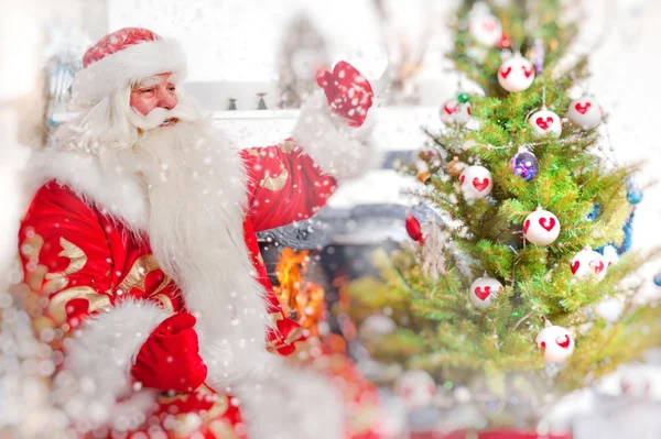 Noel Baba, yılbaşı ağacı, şömine ve seyir yakın oturmak — Stok fotoğraf