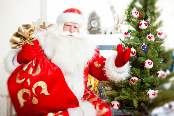 Noel Baba, yılbaşı ağacı, şömine ve seyir yakın oturmak — Stok fotoğraf
