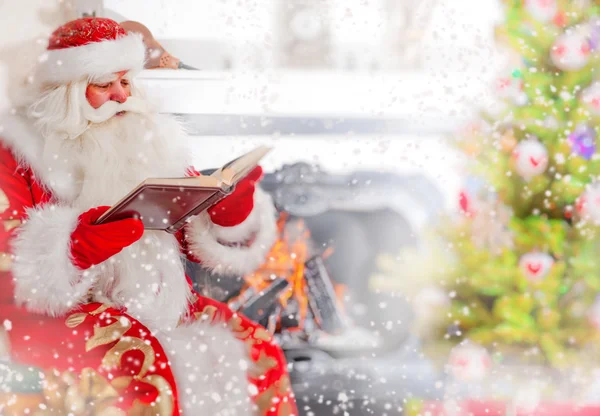 サンタのクリスマス ツリー、暖炉と読書の近くに座っています。 — ストック写真