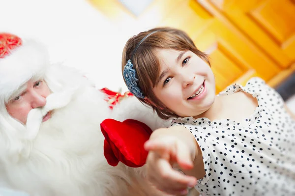 Tema de Navidad: Santa Claus y niña divirtiéndose. Indoo. —  Fotos de Stock