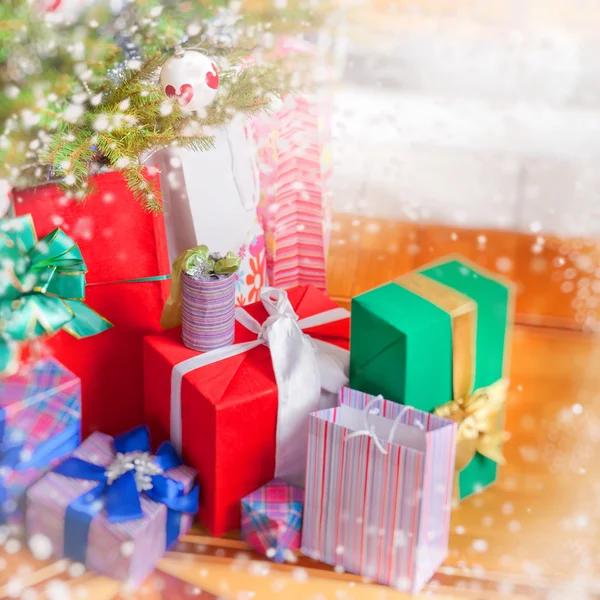 Árbol de Navidad y cajas de regalo de Navidad en el interior — Foto de Stock