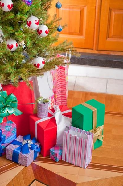 Χριστουγεννιάτικο δέντρο και Χριστούγεννα δώρο κουτιά στο εσωτερικό — Φωτογραφία Αρχείου