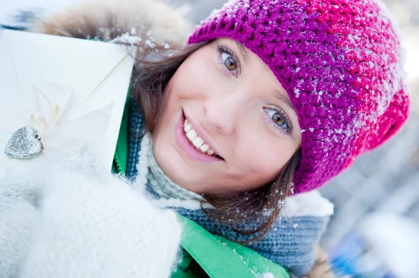 Όμορφη νεαρή κοπέλα διασκεδάζοντας σε εξωτερικούς χώρους το χειμώνα — Φωτογραφία Αρχείου