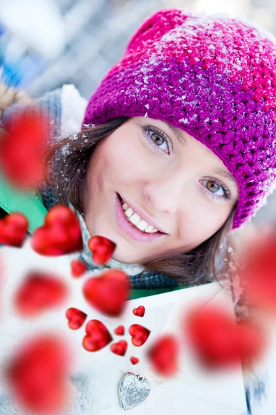 Schöne und fröhliche junge Dame in einer glücklichen und liebevollen Stimmung übertreffen — Stockfoto