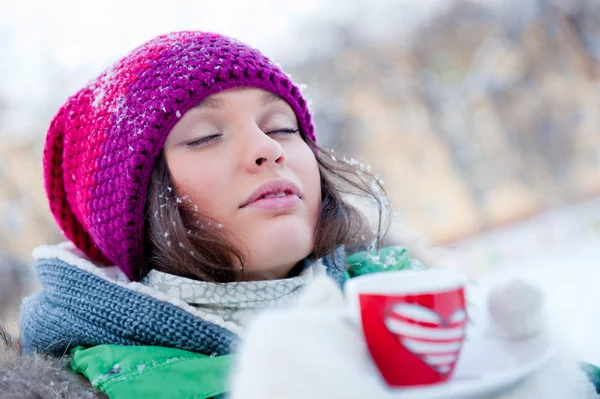 Μέρα όμορφη κοπέλα που ονειρεύεται σε εξωτερικούς χώρους το χειμώνα ενώ havin — Φωτογραφία Αρχείου