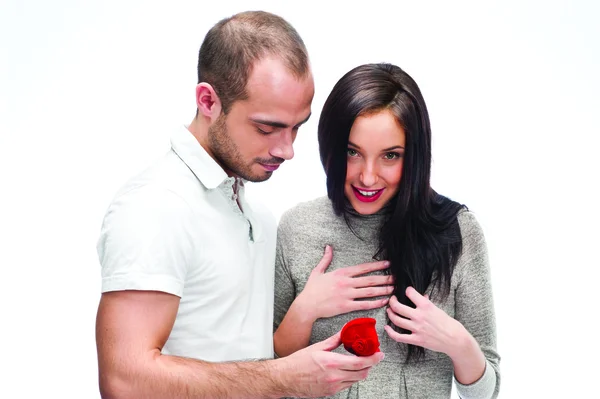 Jonge man maken liefde voorstel aan een dame van zijn keuze — Stockfoto