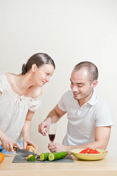 Young love couple cooking. Big copyspace — Stock Photo, Image