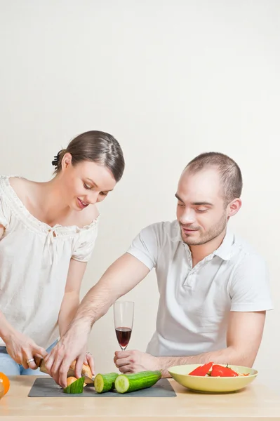 Young love couple cooking. Big copyspace — Stock Photo, Image