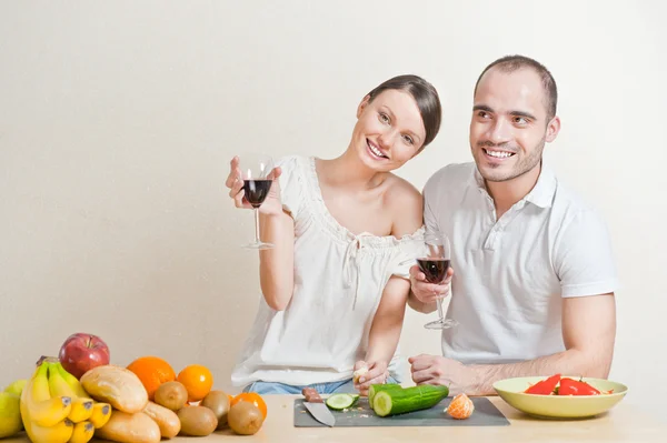 Amor jovem casal cozinhar — Fotografia de Stock