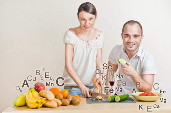 Jonge mooie paar koken een uitgebalanceerd dieet. grote copyspace. Vita — Stockfoto