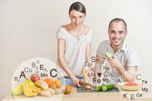 Jonge mooie paar koken een uitgebalanceerd dieet. grote copyspace. Vita — Stockfoto