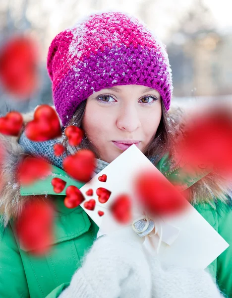 Jovencita al aire libre felizmente sosteniendo regalo de San Valentín y soñando — Foto de Stock