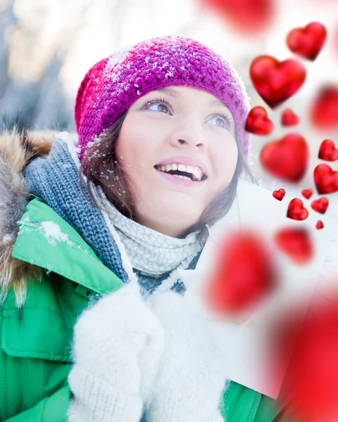Junge Dame im Freien glücklich mit Valentinstagsgeschenk und Träumen — Stockfoto
