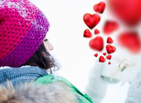 Mladá dáma venku šťastně drží valentine dárek a snění — Stock fotografie