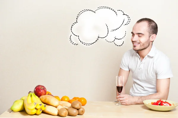 Portréja egy fiatal ember, miután egy pohár bort, főzés közben. Co — Stock Fotó