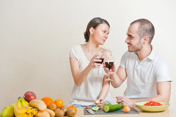 Fiatal szerelmes pár főzésre és ivásra piros nyafog a gyönyörű — Stock Fotó