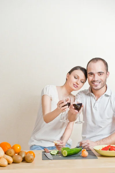 Jovem casal amor cozinhar e beber choramingas vermelhas de bonito — Fotografia de Stock