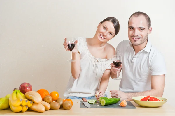 Jeune couple d'amour cuisine et boire pleurnichard rouge de belle — Photo