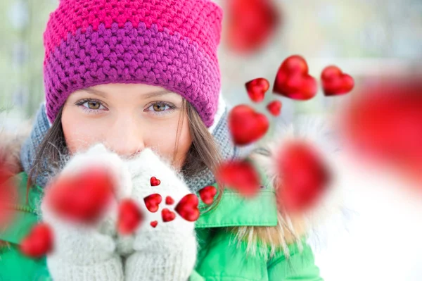 Mutlu kız sevgisi düşünme ve kışın dışarıda eğleniyor — Stok fotoğraf