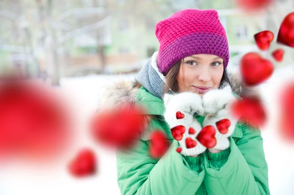 Счастливая девушка, думающая о любви и весело проводящая время на свежем воздухе зимой — стоковое фото