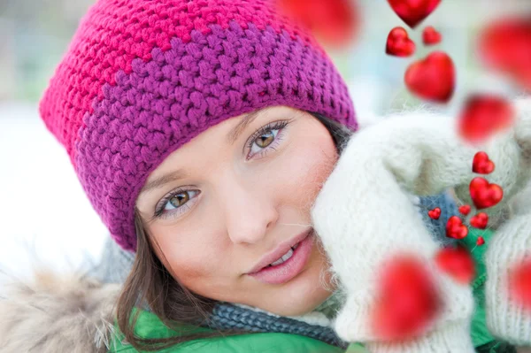 Chica feliz pensando en el amor y divertirse al aire libre en invierno — Foto de Stock