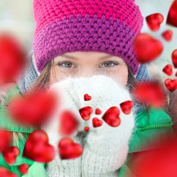 Boldog lány gondolkodás a szeretet és a szórakozás kint a téli — Stock Fotó