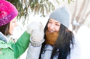 iki mutlu genç kızlar eğleniyor winter Park