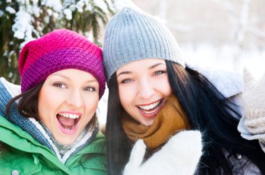 iki mutlu genç kızlar eğleniyor winter Park
