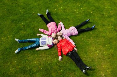 komik Çocuklar çimlerde oynarken görüntü