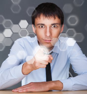 Dijital ve düğmeye, fütüristik teknoloji iş adamı