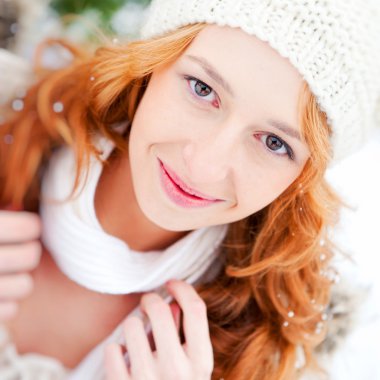 Kışın açık havada güzel genç Kızıl saçlı kadın portresi lo