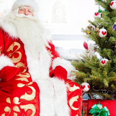 Noel Baba yılbaşı ağacı, oturan şömine ve ca arıyorsunuz