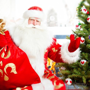 Noel Baba, yılbaşı ağacı, şömine ve seyir yakın oturmak