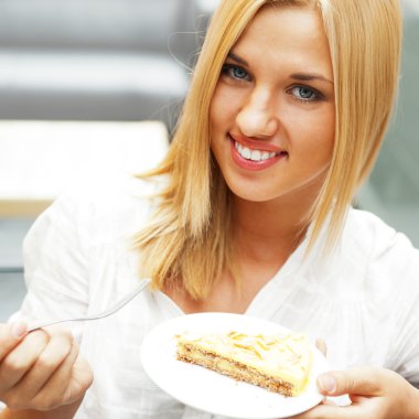 m alışveriş, pasta yemeye genç oldukça gülümseyen kadın portresi