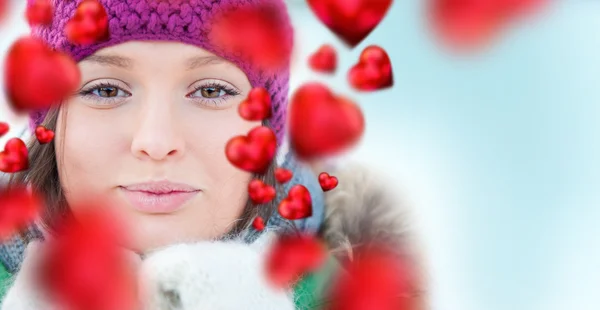 Ευτυχισμένος κορίτσι σκέψης της αγάπης και τη διασκέδαση σε εξωτερικούς χώρους το χειμώνα — Φωτογραφία Αρχείου