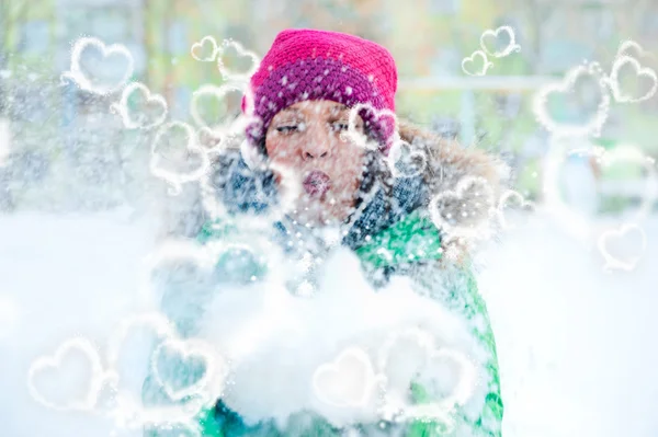 Mutlu bir şekilde kışın karda oynayan genç bayan — Stok fotoğraf
